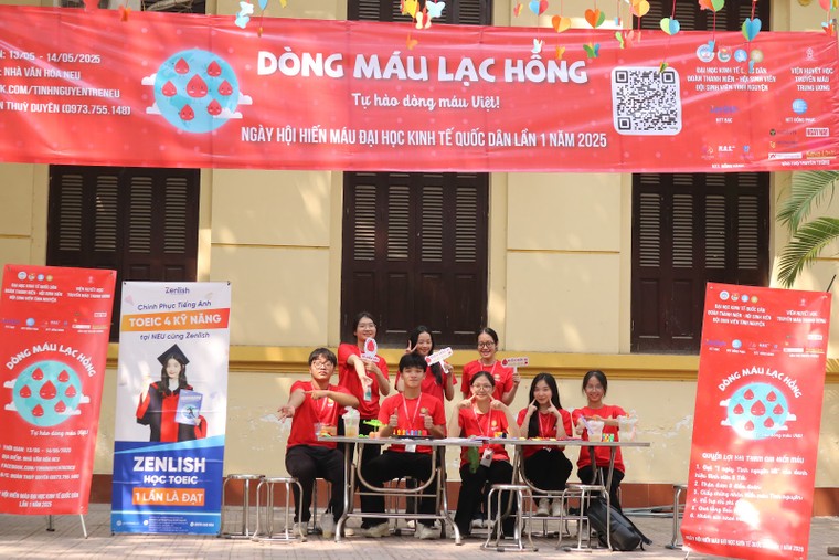Ngày hội hiến máu Đại học Kinh tế Quốc dân 2025: "Dòng Máu Lạc Hồng" lan tỏa tinh thần nhân ái ảnh 1