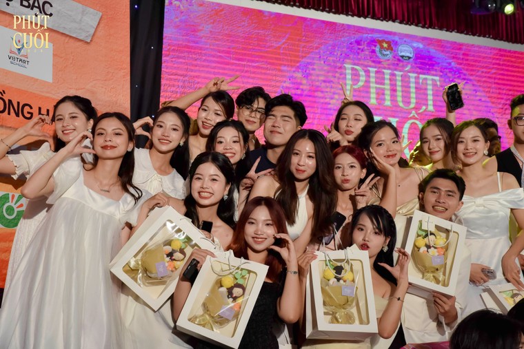 "Phút Cuối 2025 - Hồi ức sân ga": Trạm dừng ký ức của thanh xuân ảnh 4