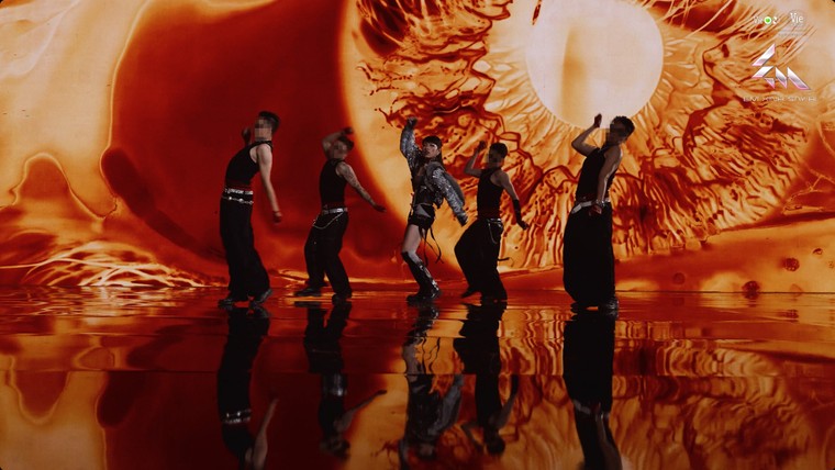 Khám phá MV "THE REAL AURA": Sức hút thị giác mới - Dàn Anh Trai tiếp sức thí sinh "Say Hi" mùa mới ảnh 12