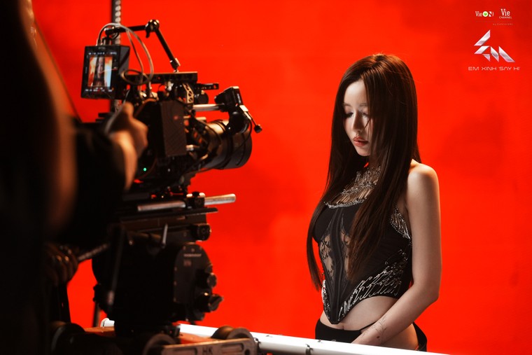 Khám phá MV "THE REAL AURA": Sức hút thị giác mới - Dàn Anh Trai tiếp sức thí sinh "Say Hi" mùa mới ảnh 8