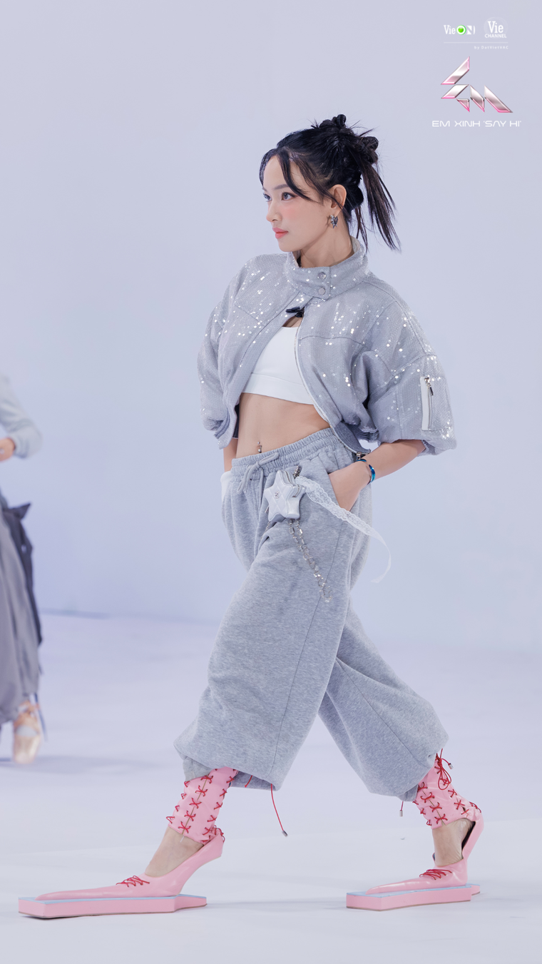 Liên Quân 2 Em Xinh "Say Hi" bùng nổ sàn catwalk đầy thần thái và sáng tạo ảnh 1