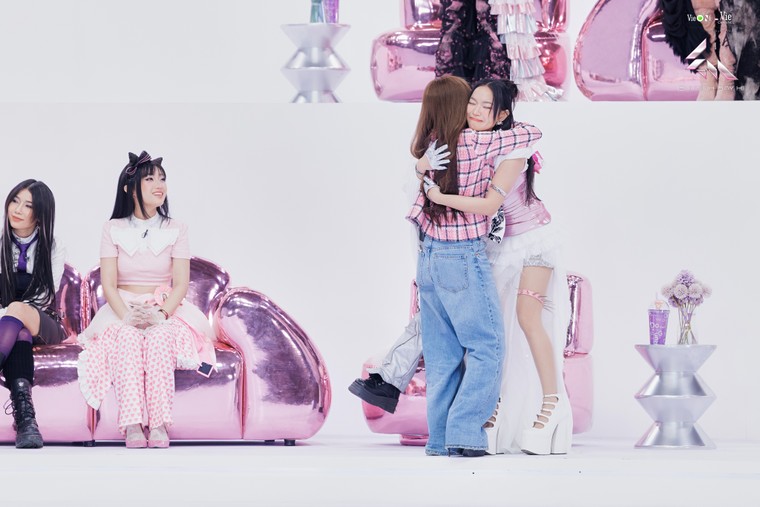 Em Xinh “Say Hi” tập 1: Dàn Em Xinh “flexing” thành tích khủng, tự hào hàng tỷ lượt nghe từ khắp thế giới ảnh 1