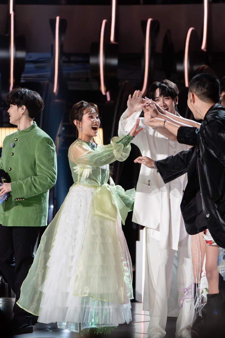 Em Xinh Phương Mỹ Chi tỏa sáng với ca khúc “Buôn Trăng” và “Rock Hạt Gạo”, giành chiến thắng thuyết phục tại Sing! Asia ảnh 2