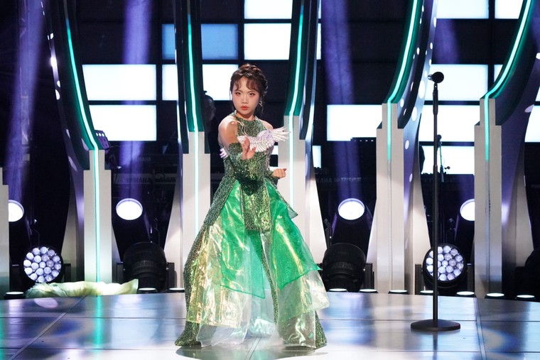 Em Xinh Phương Mỹ Chi tỏa sáng với ca khúc “Buôn Trăng” và “Rock Hạt Gạo”, giành chiến thắng thuyết phục tại Sing! Asia ảnh 7