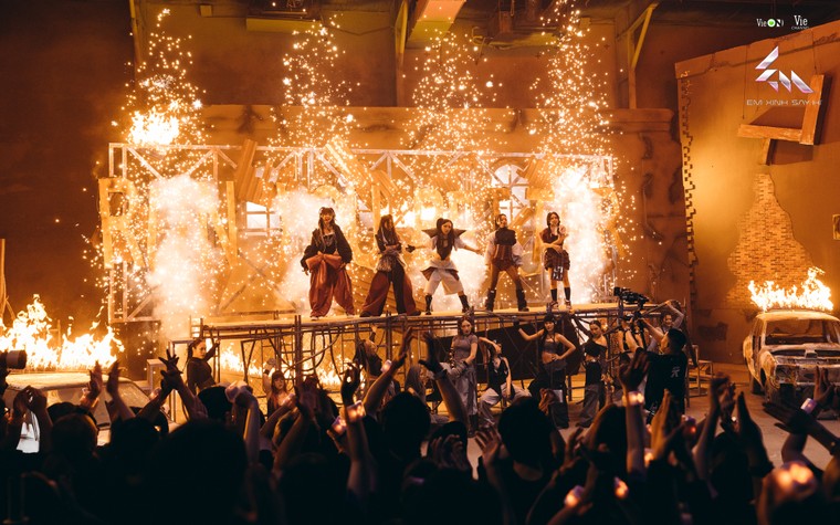 Chương trình Em Xinh "Say Hi" Tập 2: Sân khấu đa sắc màu với kỹ thuật quay one-shot lần đầu xuất hiện ảnh 11