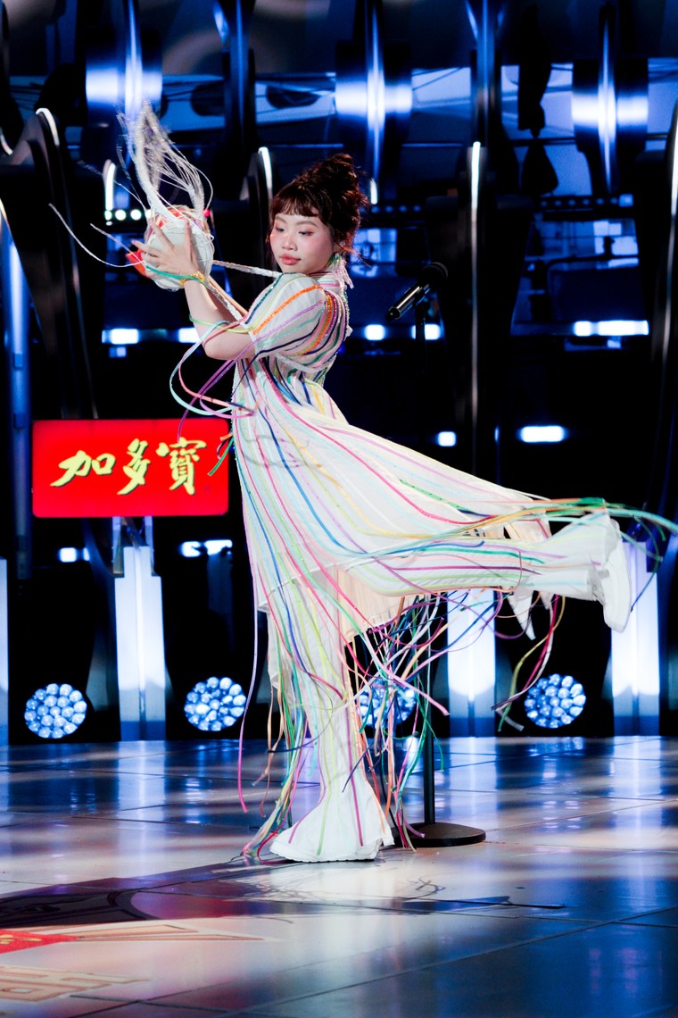 Em Xinh Phương Mỹ Chi và DTAP đem trống cơm, điệu lý miền Bắc, dân ca quan họ Bắc Ninh lên sân khấu quốc tế ảnh 3