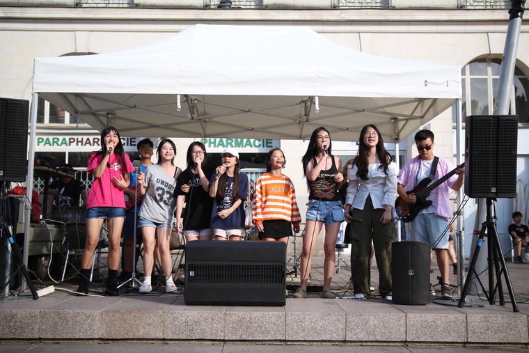 Ban nhạc học sinh Việt Nam biểu diễn tại Lễ hội Âm nhạc đường phố Fête de la Musique nước Pháp ảnh 1