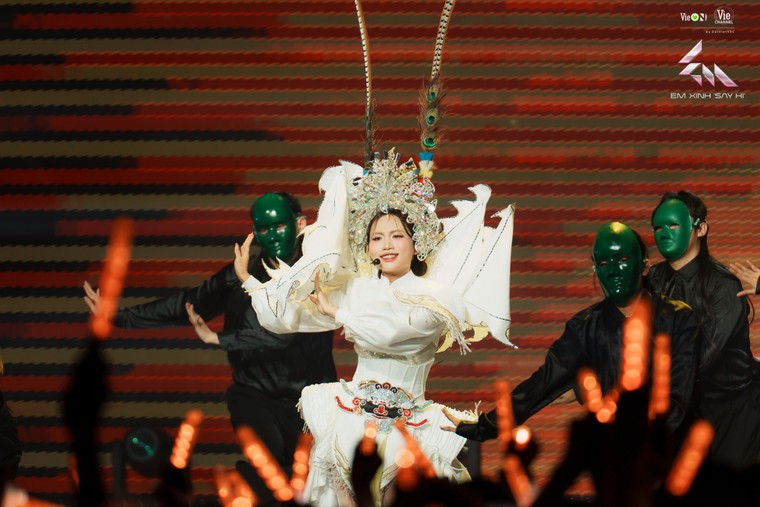 Phương Mỹ Chi gây bất ngờ khi mang hát bội lên sân khấu Em Xinh Say Hi ảnh 2