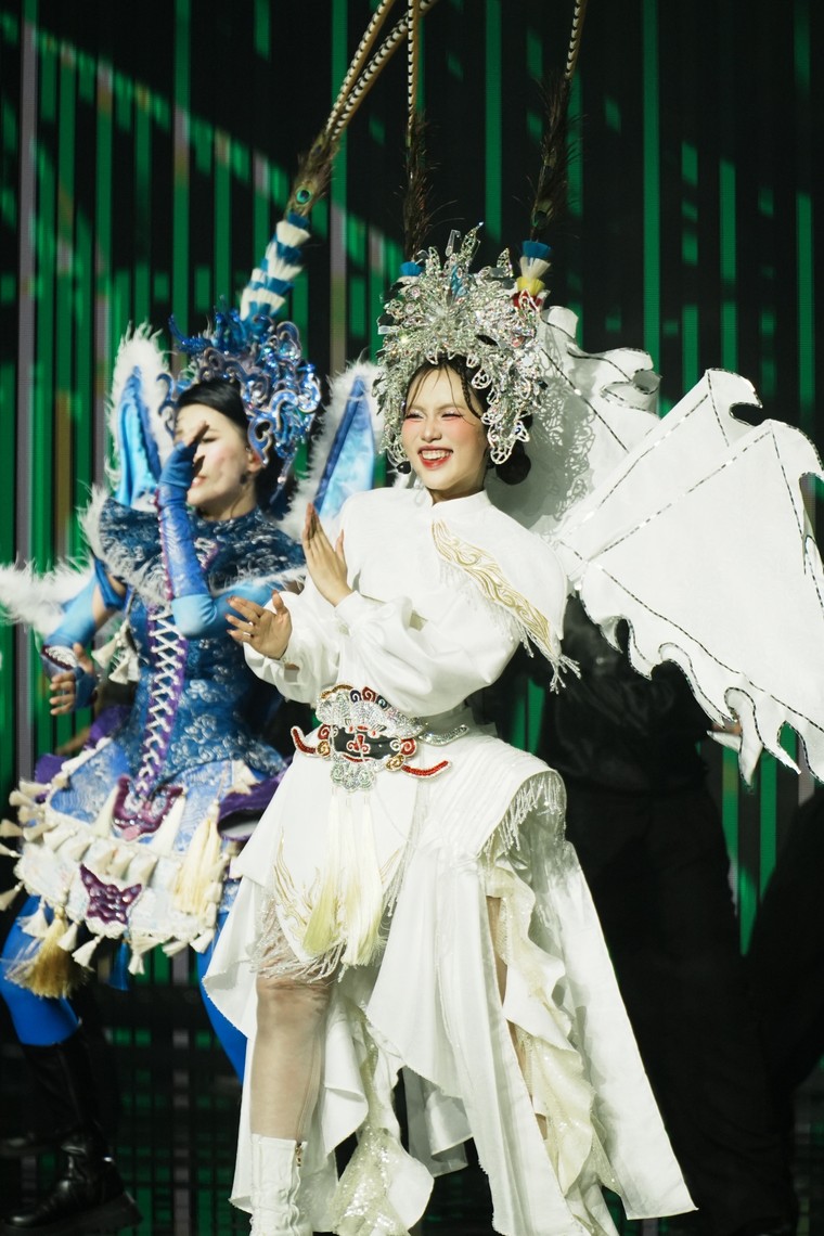 Phương Mỹ Chi gây bất ngờ khi mang hát bội lên sân khấu Em Xinh Say Hi ảnh 1