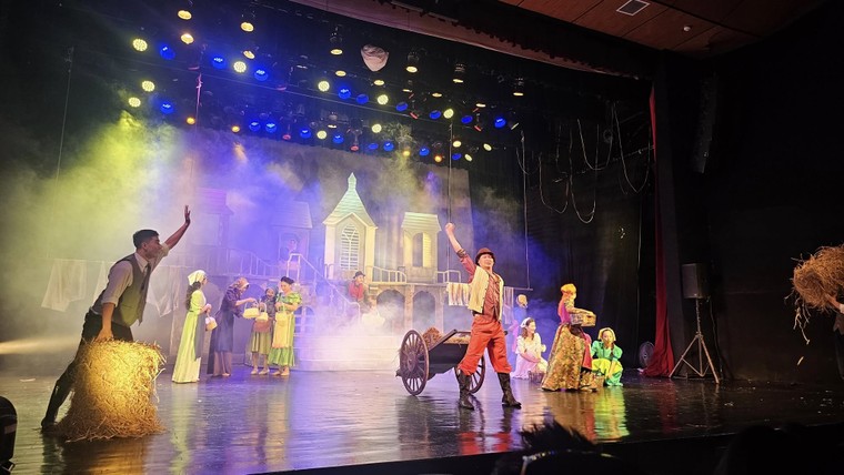 Buổi diễn cuối cùng của nhạc kịch "Không gia đình" lay động trái tim khán giả tại Nhà hát Tuổi trẻ ảnh 4