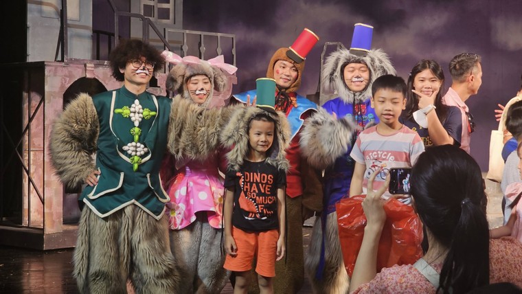 Buổi diễn cuối cùng của nhạc kịch "Không gia đình" lay động trái tim khán giả tại Nhà hát Tuổi trẻ ảnh 13