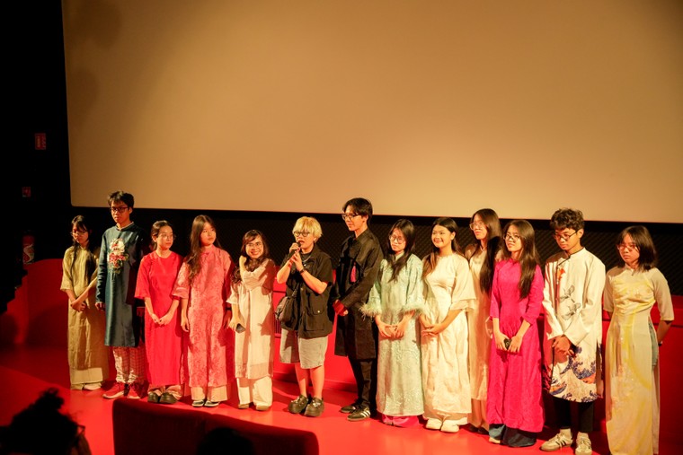 Phim tài liệu "Những bàn tay giữ lửa truyền thống" về Văn hóa Việt Nam công chiếu tại Pháp ảnh 3