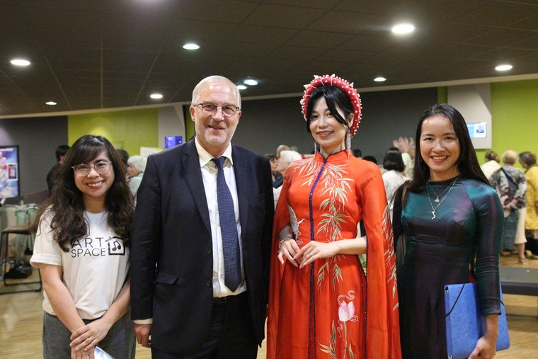 Phim tài liệu "Những bàn tay giữ lửa truyền thống" về Văn hóa Việt Nam công chiếu tại Pháp ảnh 2