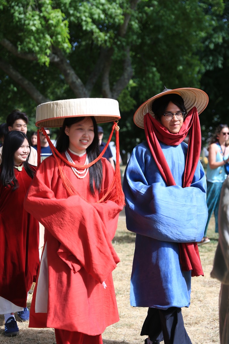 Diễu hành Việt phục quy mô lớn tại thành phố Lorient, tỉnh Morbihan, Pháp ảnh 3