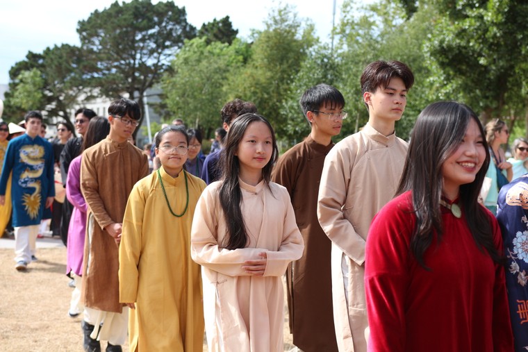 Diễu hành Việt phục quy mô lớn tại thành phố Lorient, tỉnh Morbihan, Pháp ảnh 4