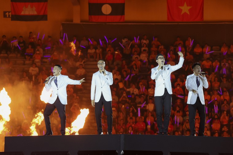 Đồng diễn trống hội hùng tráng tại Lễ khai mạc Giải bóng đá Công an, Cảnh sát các nước ASEAN mở rộng 2025 ảnh 9