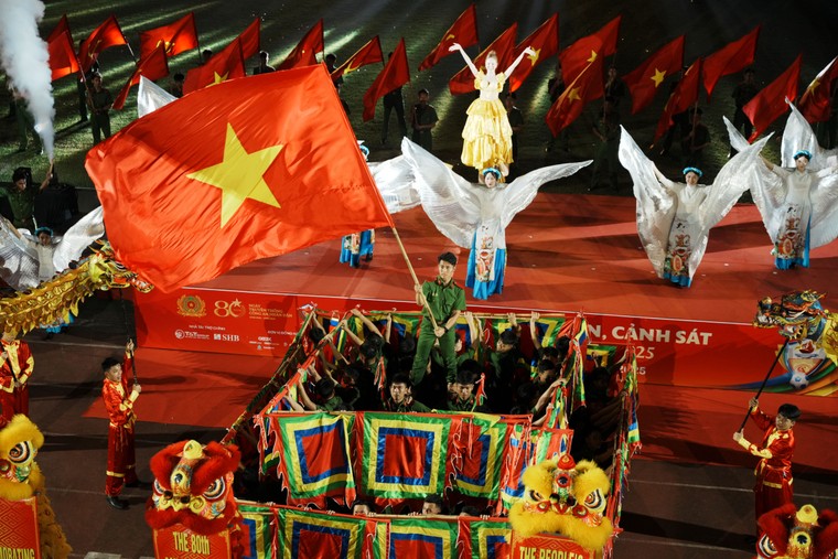 Đồng diễn trống hội hùng tráng tại Lễ khai mạc Giải bóng đá Công an, Cảnh sát các nước ASEAN mở rộng 2025 ảnh 6