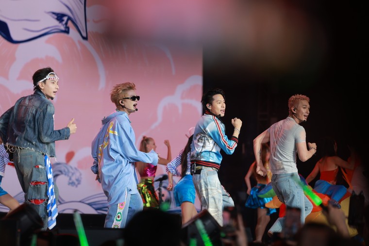 Anh Trai “Say Hi” thắp sáng Las Vegas: Giấc mộng đêm hè tại Kinh đô giải trí ảnh 10