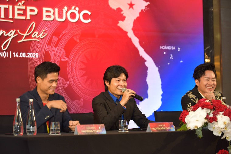 Khúc ca tặng cho Tổ quốc của Divo Tùng Dương và nhạc sĩ Nguyễn Văn Chung: "Việt Nam tự hào tiếp bước tương lai" ảnh 2