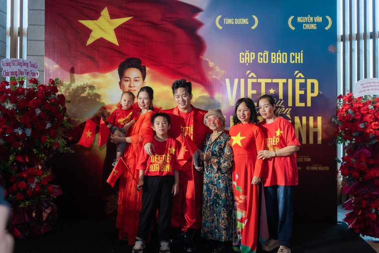 Ra mắt MV "Viết tiếp câu chuyện hòa bình" của Nguyễn Văn Chung và Tùng Dương ảnh 2