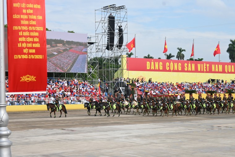 Chùm ảnh: Tổng duyệt Lễ diễu binh, diễu hành A80 tại Quảng trường Ba Đình và các tuyến phố trung tâm Hà Nội ảnh 2