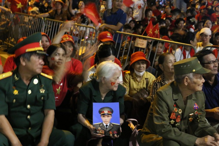 Trải nghiệm ngày Quốc Khánh 2/9 trên đường phố Hà Nội ảnh 1