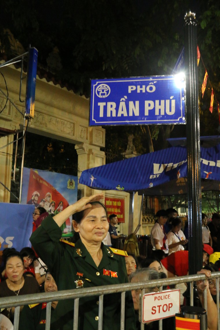 Trải nghiệm ngày Quốc Khánh 2/9 trên đường phố Hà Nội ảnh 2