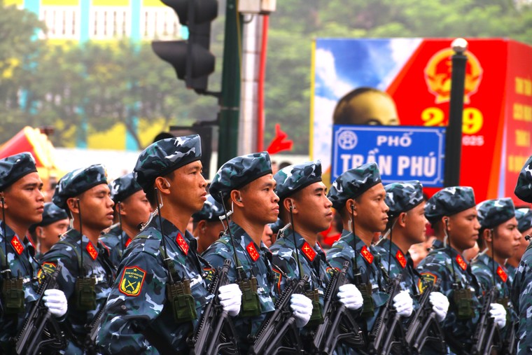 Trải nghiệm ngày Quốc Khánh 2/9 trên đường phố Hà Nội ảnh 16