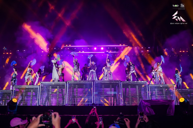 Chùm ảnh: Bữa tiệc màu sắc tại đêm concert đầu tiên của Em Xinh "Say Hi" ảnh 7
