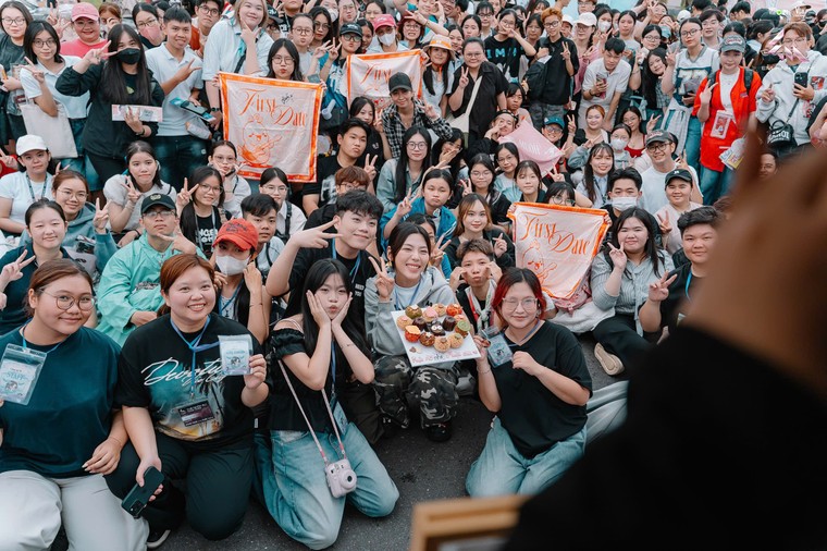 Trước thềm Em Xinh “Say Hi” Concert - Đêm 1: Không khí sôi động với hoạt động food truck, các Em Xinh miệt mài tổng duyệt ảnh 6