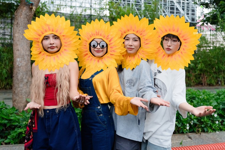 Trước thềm Em Xinh “Say Hi” Concert - Đêm 1: Không khí sôi động với hoạt động food truck, các Em Xinh miệt mài tổng duyệt ảnh 3