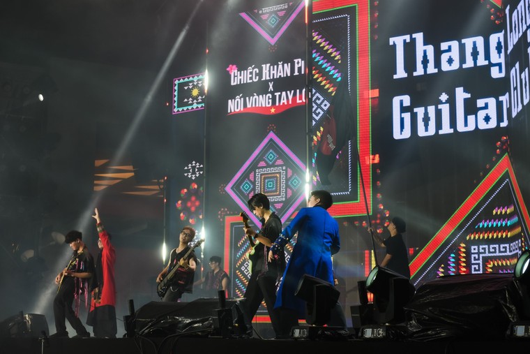 Sức trẻ Đại học Thăng Long “đốt cháy” Quảng trường Tri thức: Uni-Stellar K38 rực rỡ sau bão Bualoi ảnh 5