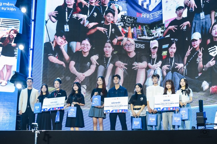 Sức trẻ Đại học Thăng Long “đốt cháy” Quảng trường Tri thức: Uni-Stellar K38 rực rỡ sau bão Bualoi ảnh 14