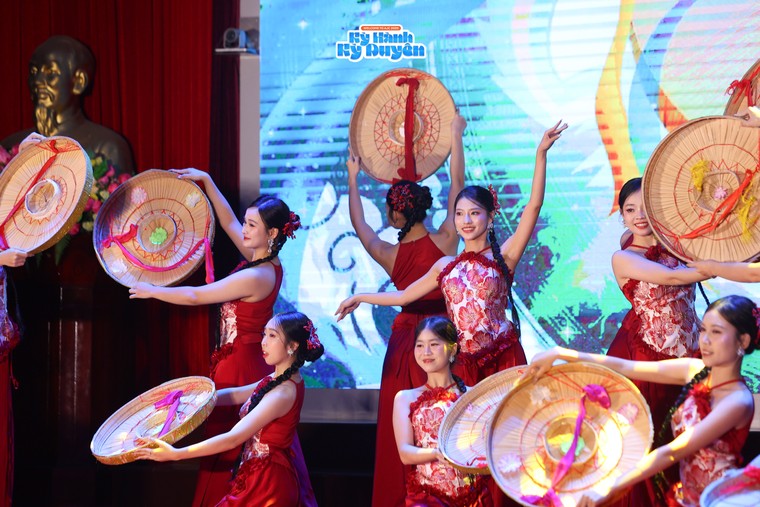 Em Xinh Phương Ly - “ngoại lệ” ngọt ngào của đêm nhạc hội Welcome to AJC 2025: Kỳ Hành Kỳ Duyên ảnh 1