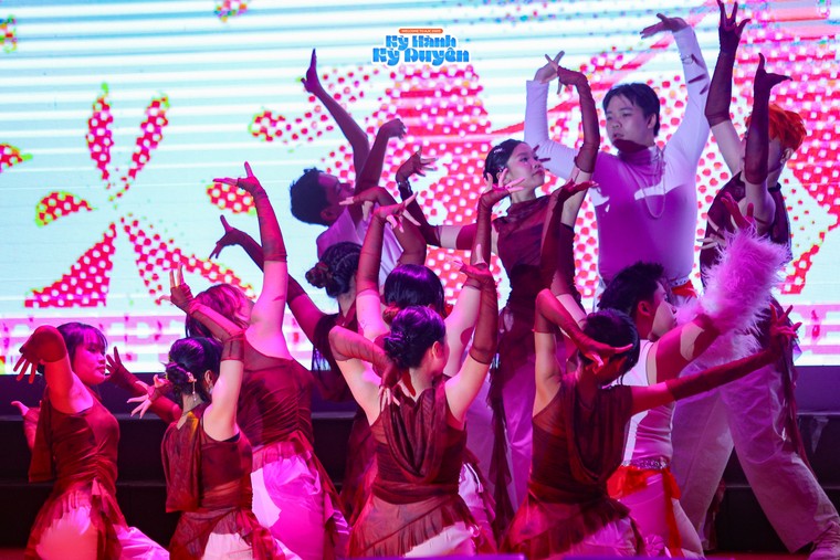 Em Xinh Phương Ly - “ngoại lệ” ngọt ngào của đêm nhạc hội Welcome to AJC 2025: Kỳ Hành Kỳ Duyên ảnh 2