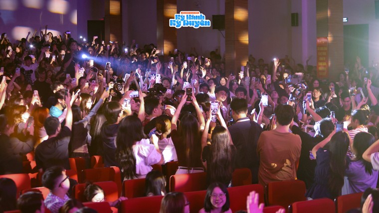 Em Xinh Phương Ly - “ngoại lệ” ngọt ngào của đêm nhạc hội Welcome to AJC 2025: Kỳ Hành Kỳ Duyên ảnh 5