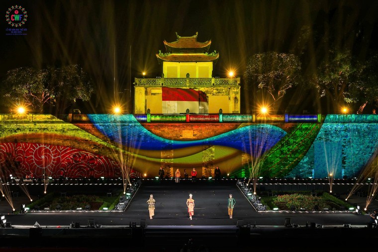 Lễ hội Văn hóa Thế giới tại Hà Nội quyên góp 2,5 tỷ đồng ủng hộ đồng bào vùng lũ ảnh 1