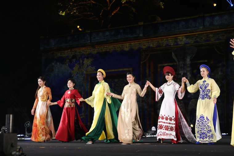 Lễ hội Văn hóa Thế giới tại Hà Nội quyên góp 2,5 tỷ đồng ủng hộ đồng bào vùng lũ ảnh 6