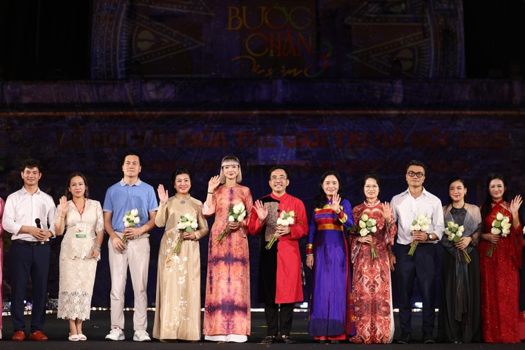 Lễ hội Văn hóa Thế giới tại Hà Nội quyên góp 2,5 tỷ đồng ủng hộ đồng bào vùng lũ ảnh 13