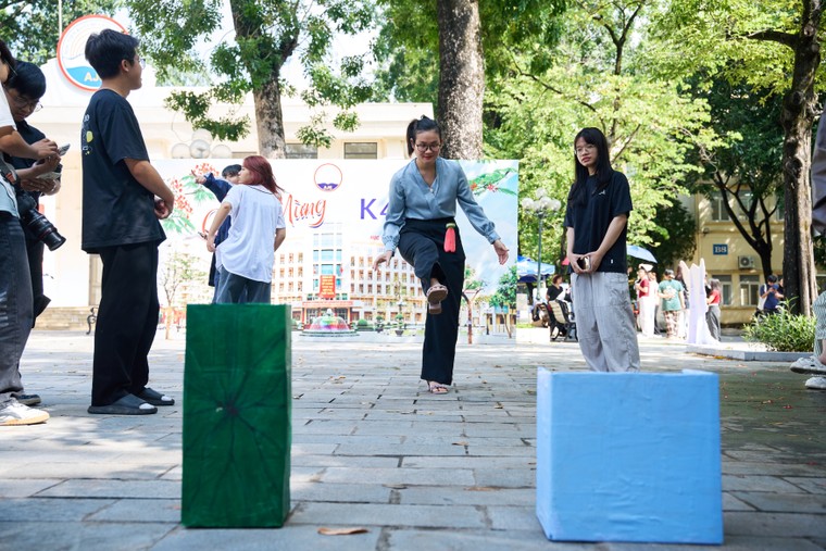 Photobooth “FPS 2025 - Sen's Resonance” đổ bộ khuôn viên trường Báo ảnh 4