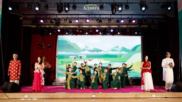 Sôi động ca khúc chủ đề “Quang” tại đêm Đại Nhạc hội “Spotlight 2025 - Adastra” ảnh 2