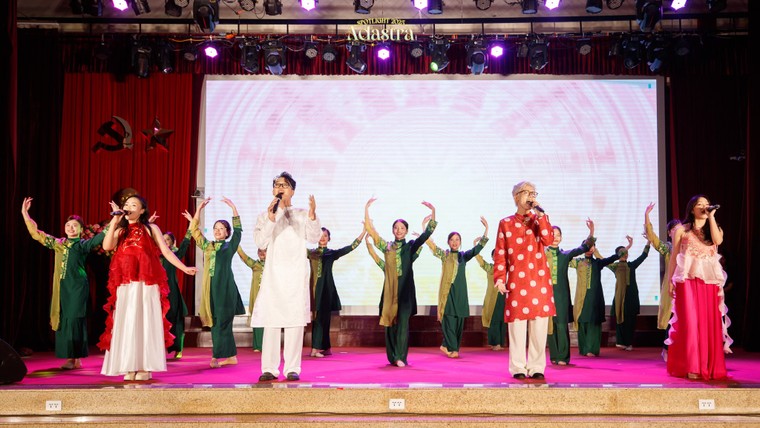 Sôi động ca khúc chủ đề “Quang” tại đêm Đại Nhạc hội “Spotlight 2025 - Adastra” ảnh 3