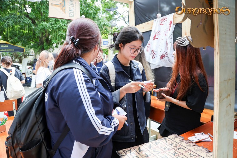 Trải nghiệm không khí sôi động tại sự kiện đồng hành “Marcescere” trường Báo ảnh 6