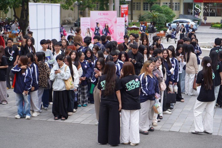 “Đắm chìm” trong không gian âm nhạc của sự kiện chào tân sinh viên trường Báo ảnh 1