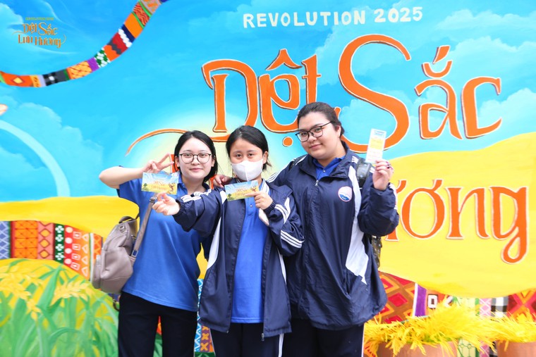 Sinh viên trường Báo hào hứng tham gia minigame tại photobooth “Thanh Âm Sắc Cẩm” ảnh 3