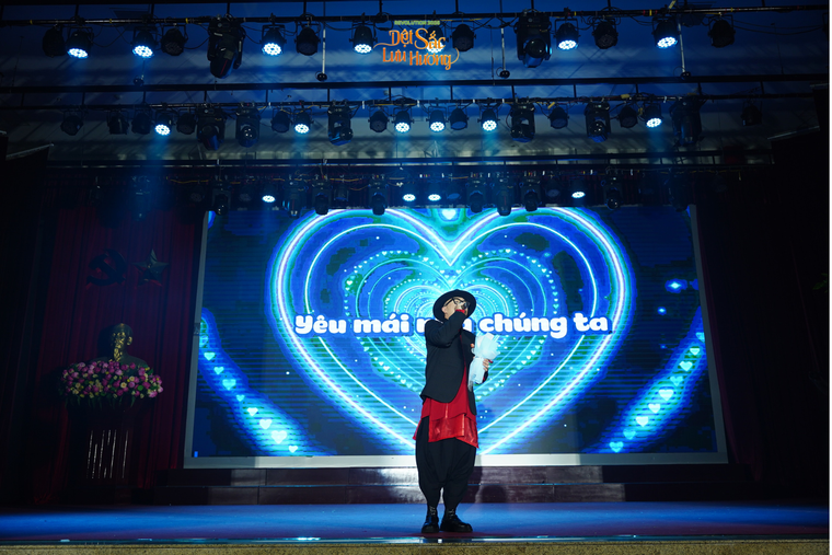 Hà Lê “se sợi chỉ” cảm xúc, kết nối hàng nghìn trái tim tại Đêm nhạc Revolution 2025: Dệt Sắc Lưu Hương ảnh 3