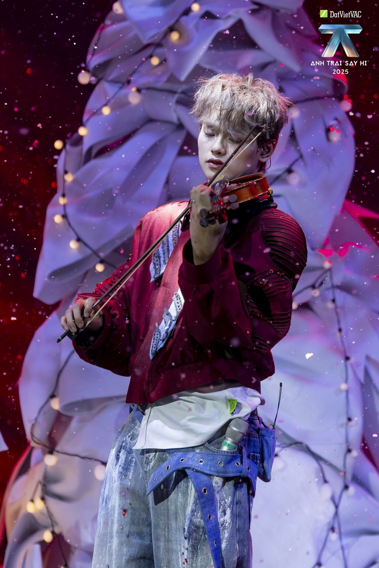 Anh Trai “Say Hi” 2025 Tập 10: “Ở đây ai cũng thương con” - Khi âm nhạc chạm vào nỗi lòng người con xa xứ ảnh 8