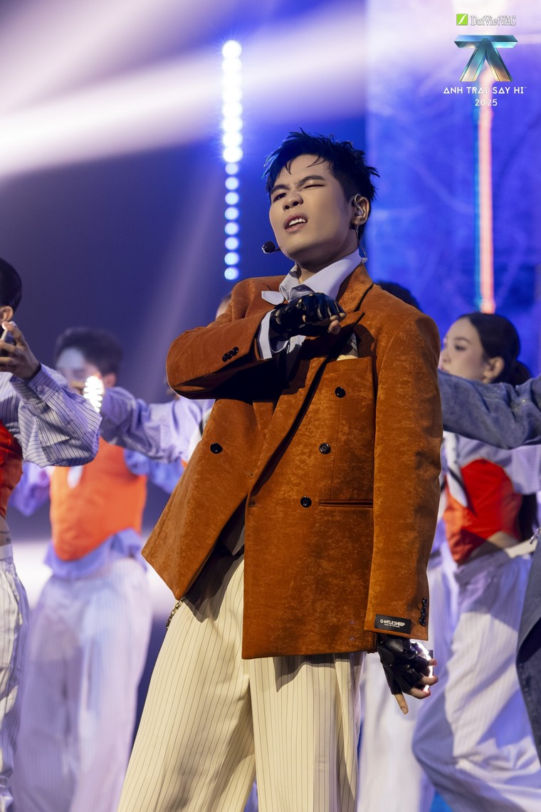 Anh Trai “Say Hi” 2025 Tập 10: “Ở đây ai cũng thương con” - Khi âm nhạc chạm vào nỗi lòng người con xa xứ ảnh 15