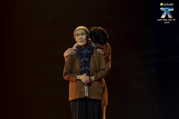 Anh Trai “Say Hi” 2025 Tập 10: “Ở đây ai cũng thương con” - Khi âm nhạc chạm vào nỗi lòng người con xa xứ ảnh 3