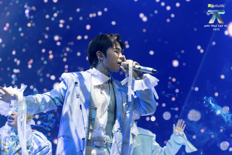 Anh Trai “Say Hi” 2025 Tập 10: “Ở đây ai cũng thương con” - Khi âm nhạc chạm vào nỗi lòng người con xa xứ ảnh 12